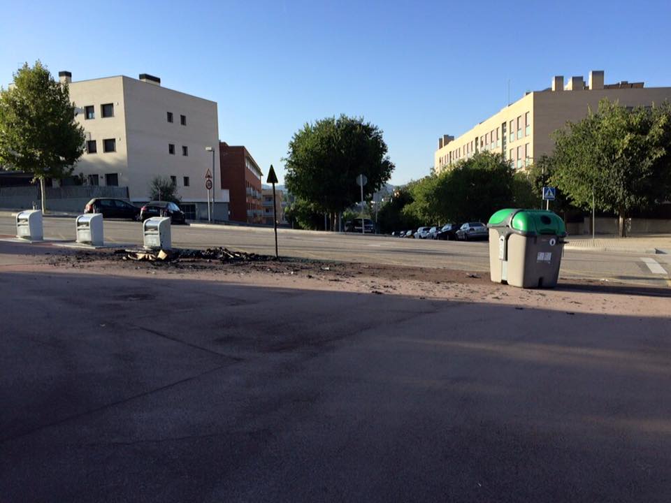 Imatge de com han quedat els contenidors cremats al carrer de Josep Irla. FOTO: Marc Guillerm 