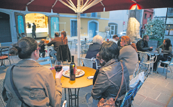 La polèmica sobre les terrasses de bars i el descans dels veïns fa temps que s’allarg. FOTO: Artur Ribera 