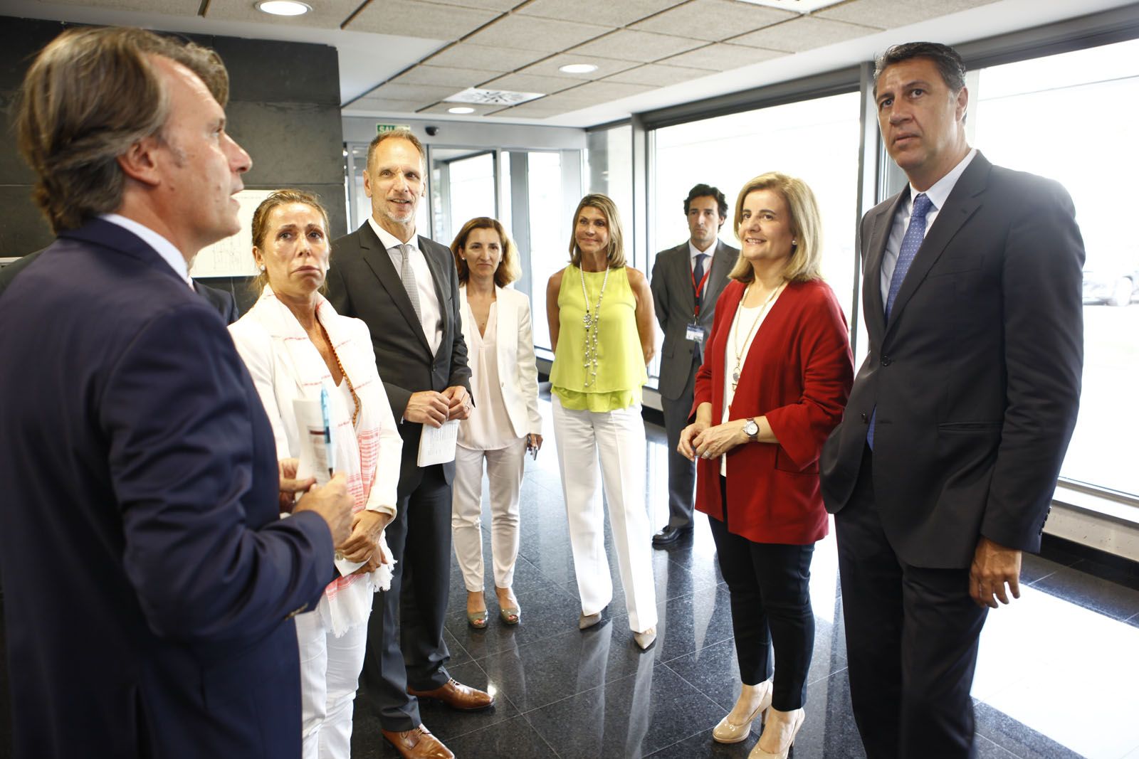 Bánez, de vermell, acompanyada per Garcia Albiol, a la dreta, i Alicia Sánchez Camacho, a l'esquerra. FOTO: Artur Ribera