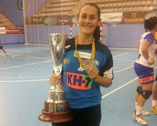 Andrea de la Torre, amb el trofeu de campiona. FOTO: Pepe Escurriola