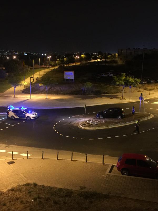 Un dels cotxes accidentats al mig de la rotonda. FOTO: Cedida