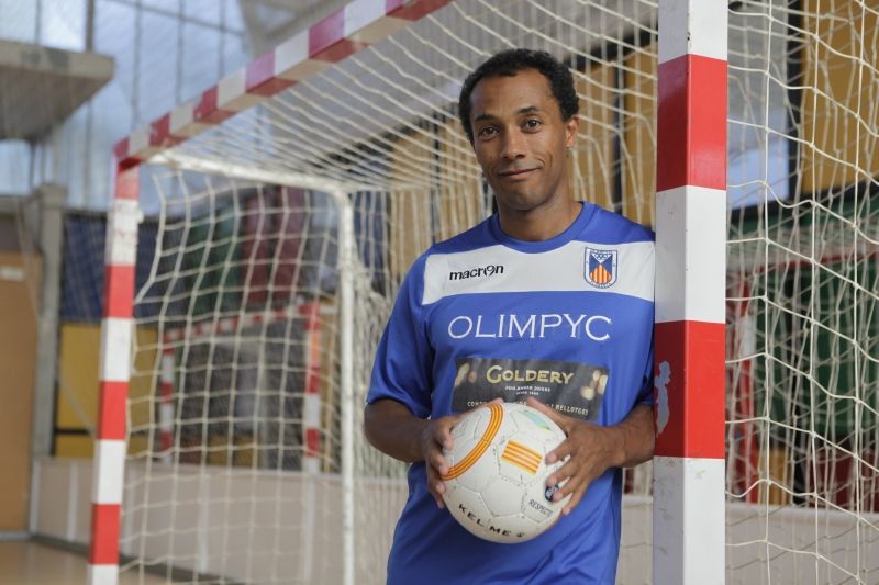 Dani Martí, en una de les porteries del pavelló municipal de la Floresta, on juga l’Olimpyc. FOTO: Artur Ribera