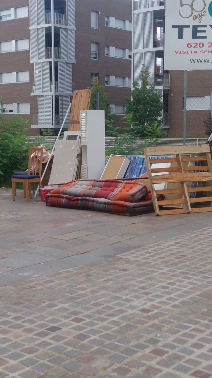 Voluminosos al carrer davant de la biblioteca Miquel Batllori. FOTO: Sandra Luque