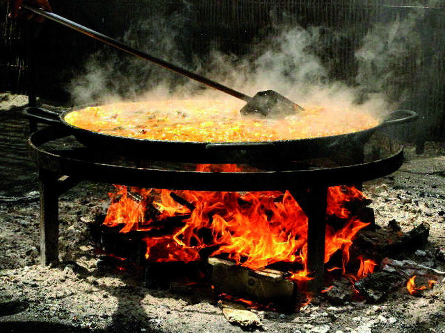 Paella i havaneres a la Llar d'Avis