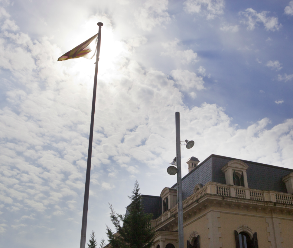 L'estelada oneja des del 2014 a l'estació FOTO: Artur Ribera