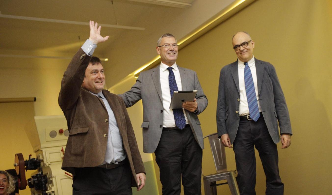 L'editor de Totmedia, Ramon Grau (al centre), acompanyat per Salvador Cot i Lluís Bou, d'El Món. FOTO: Jordi Borràs/El Món