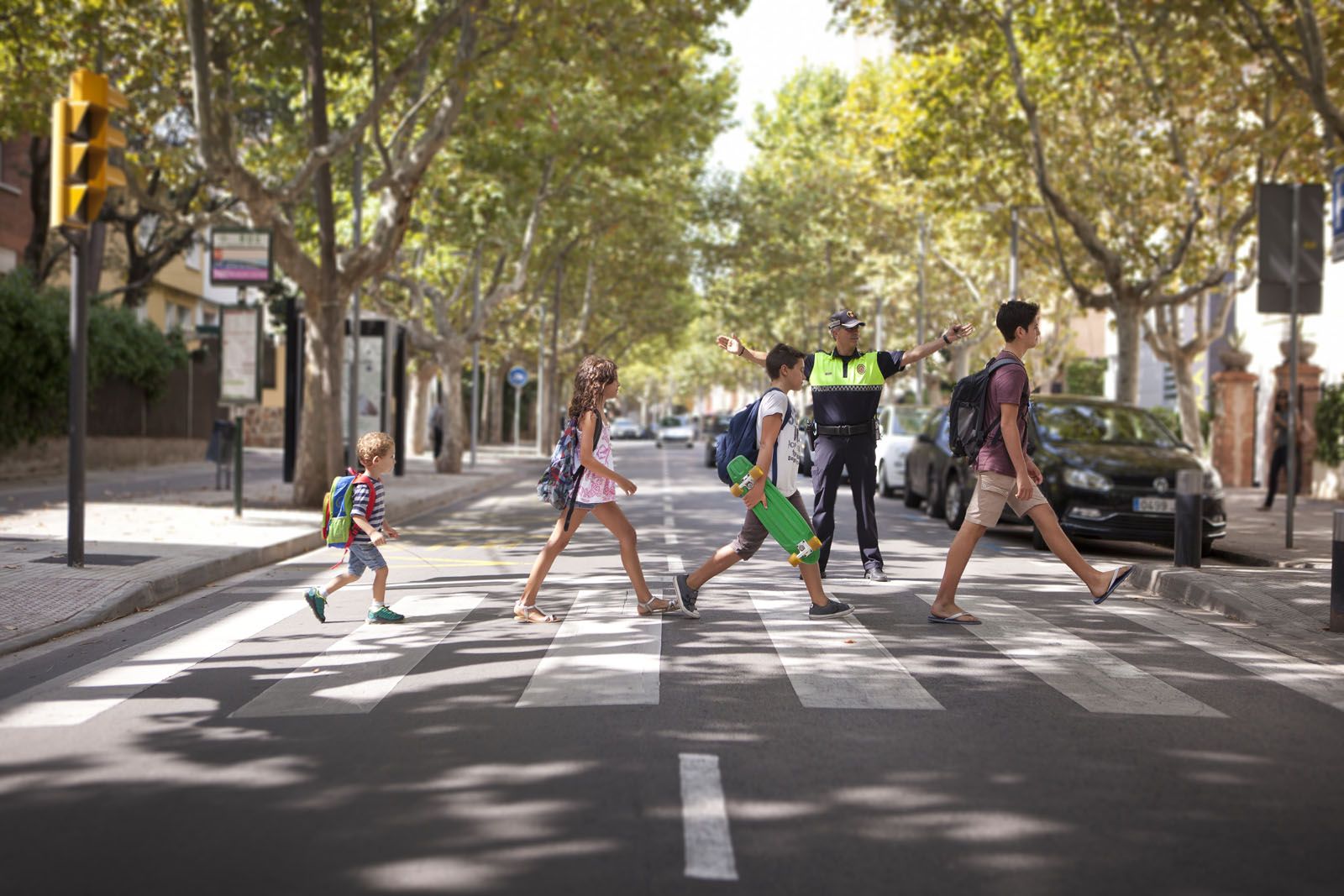 Un grup d'estudiants es dirigeix cap a l'escola. FOTO: Artur Ribera