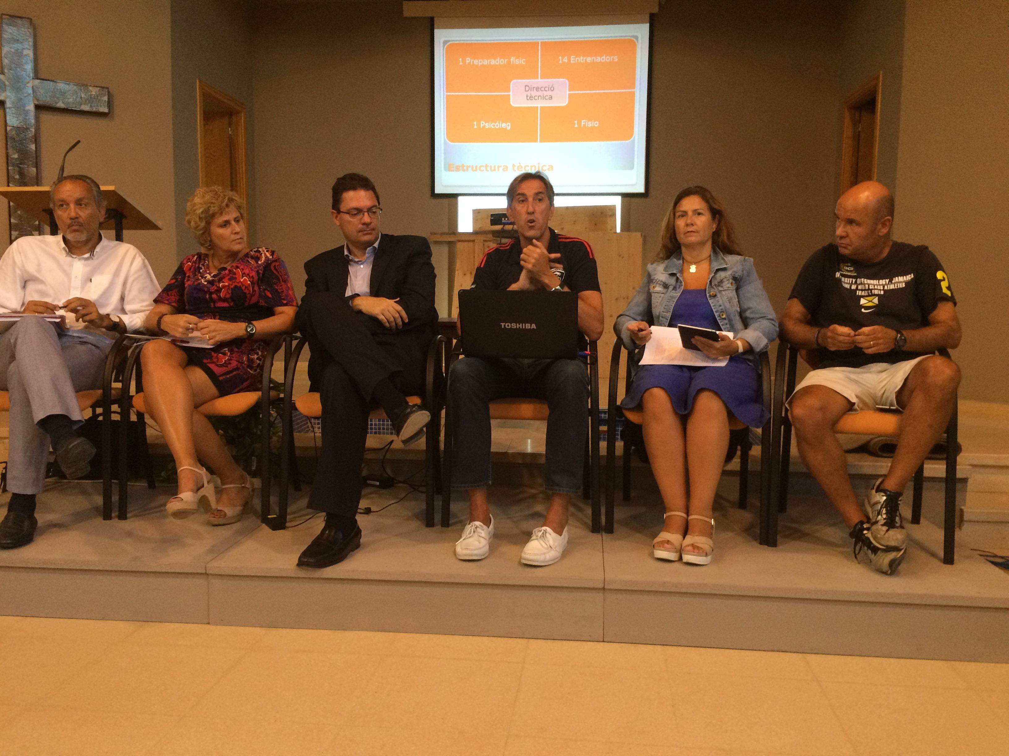 Carlos Rouco, Núria Terribas, Lluís Moreno, Toni Alemany, Lola Mata i Àngel Sanchís, en l'assemblea. FOTO: À. L. P.