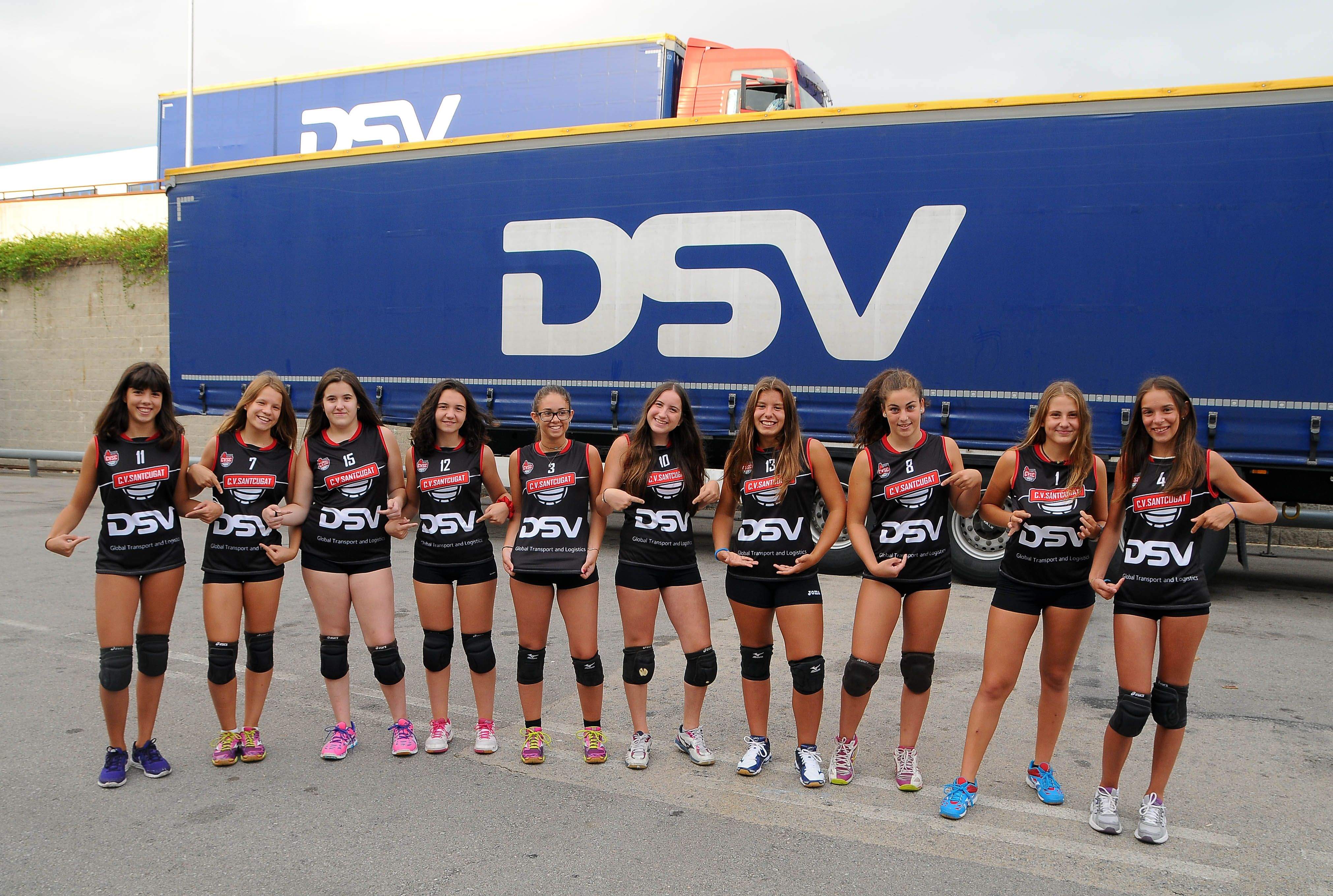 L'equip juvenil vermell del CV Sant Cugat, a la seu de DSV a Rubí. FOTO: DSV