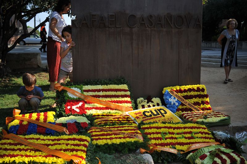 Cada any es fa l'ofrena floral al monument de Rafael de Casanova de Sant Cugat. FOTO: Artur Ribera