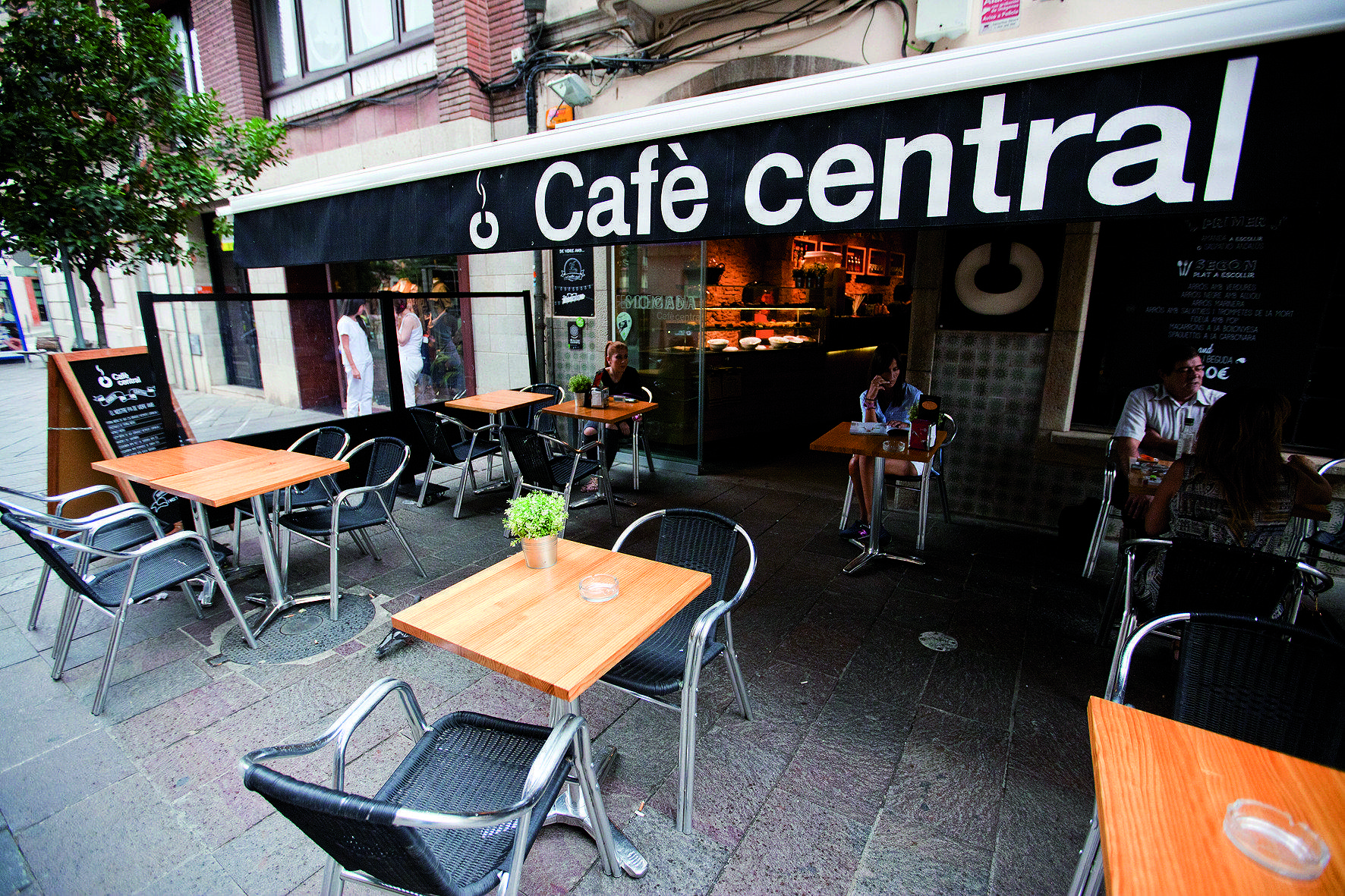 El Cafè Central té, a part de l'espai interior, una terrassa. FOTO: Arxiu