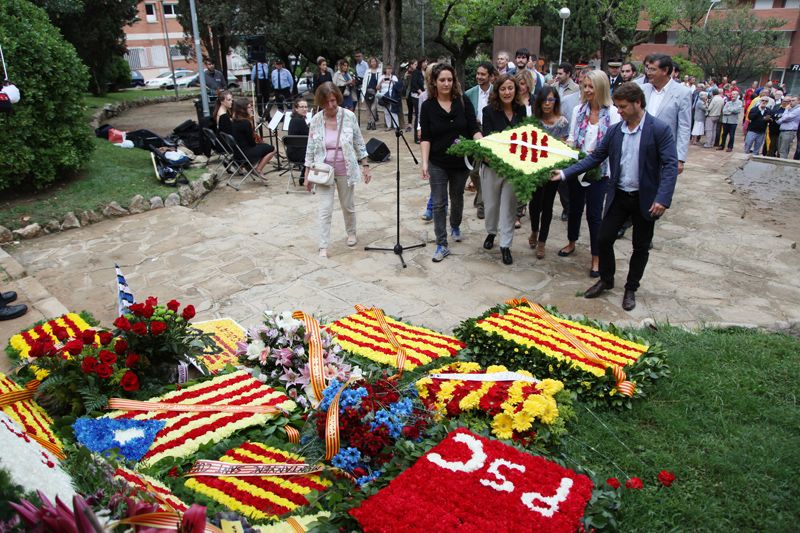 Els partits polítics de Sant Cugat, menys el PP i Ciutadans, han participat de l'ofrena institucional. FOTO: Lali Puig