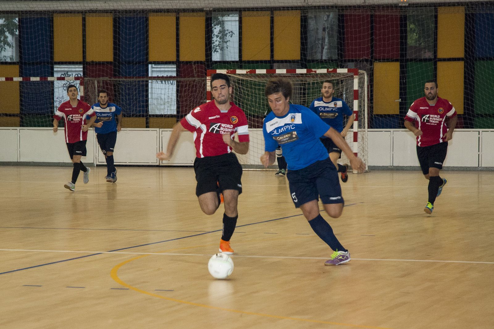 Edu conduint la pilota en una acció al contraatac. FOTO: Aida Sotelo