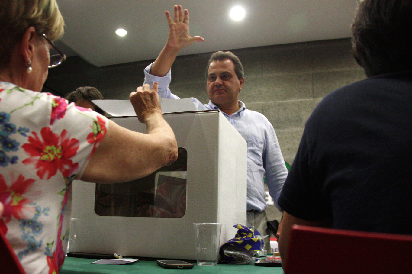 Un veí de Bellaterra en les votacions. FOTO: ACN