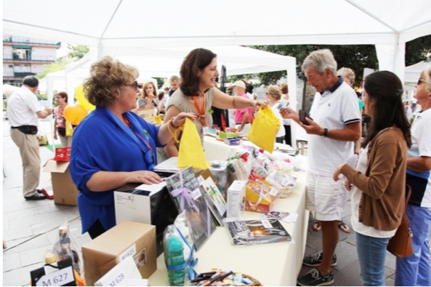Tòmbola solidària per l'Alzheimer a la Plaça Quatre Cantons. FOTO: Arxiu