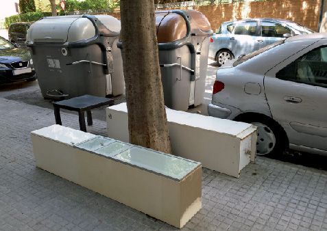 Mobles vells abandonats a la vorera. FOTO: Miquel Baig