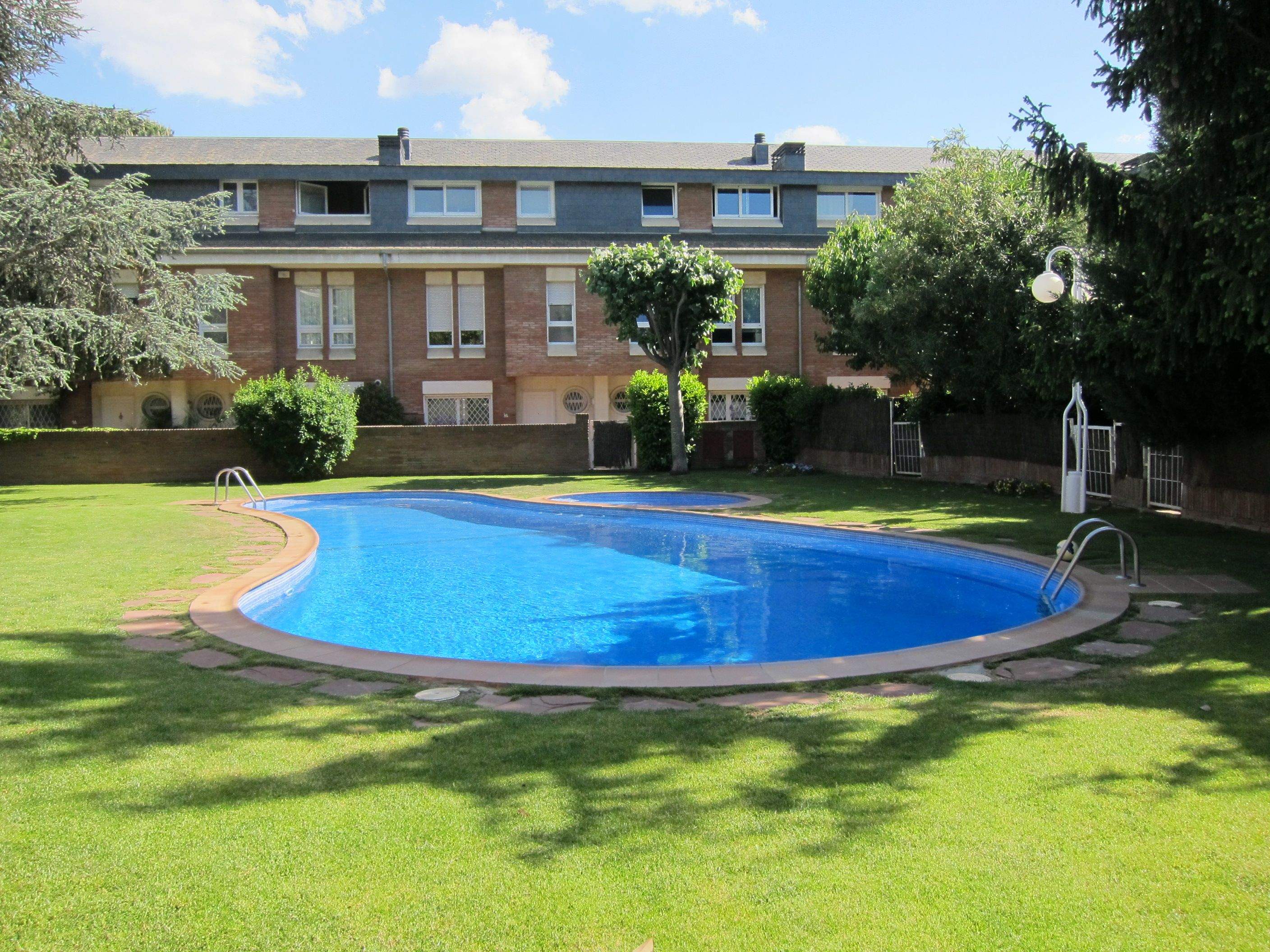 casa adossada de 300 m2. 4 habitacions, 3 banys, 1 lavabo. Zona comunitària. Preu: 2.500 €/mes. FOTO: Cedida