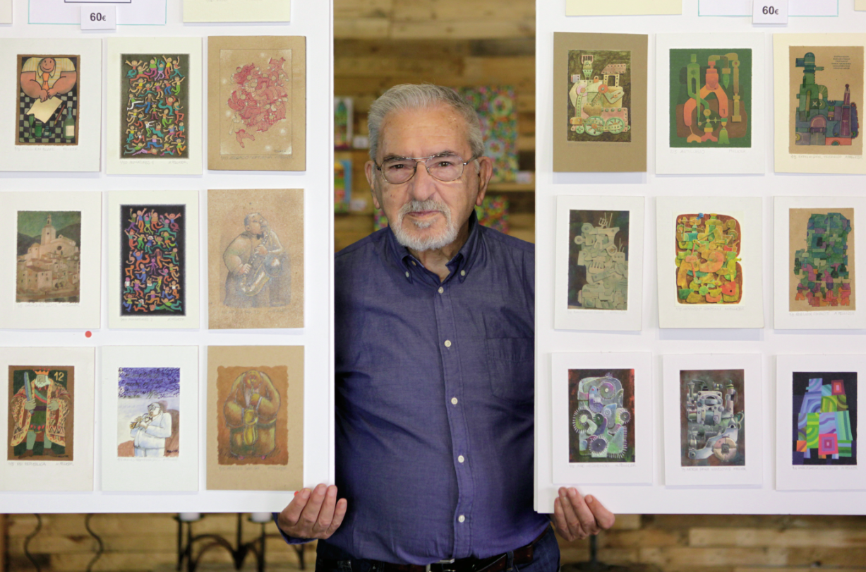 Miquel Pellicer, amb part de la seva obra a Estudi 34. FOTO: Artur Ribera