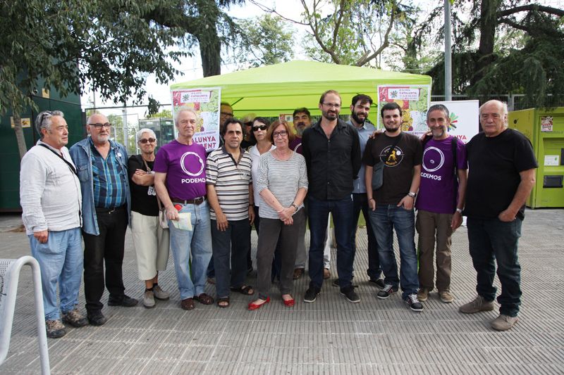 Joan Herrera amb Roser Casamitjana i altres membres de les formacions santcugatenques. FOTO: Lali Puig