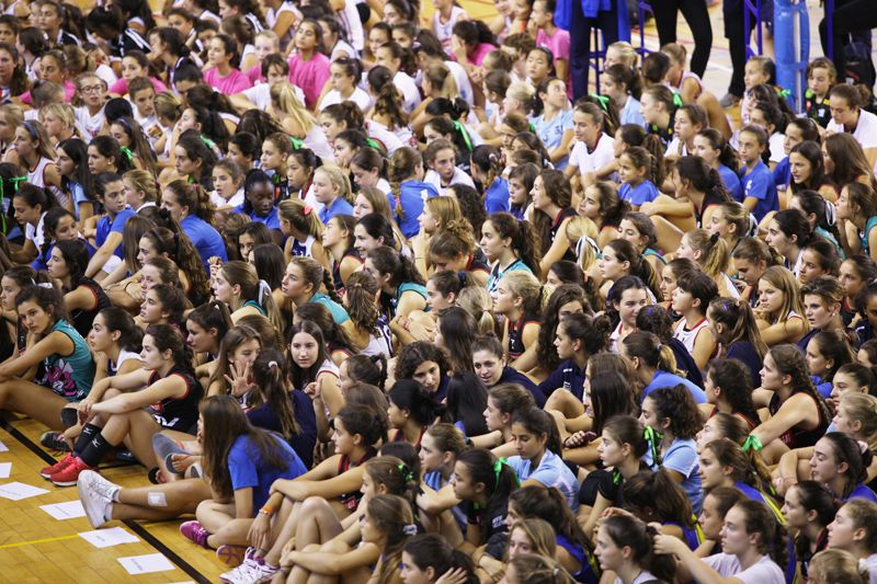 Presentació dels equips del Torneig Internacional de Voleibol Base a la ZEM Rambla del Celler. FOTOS: Lali Puig