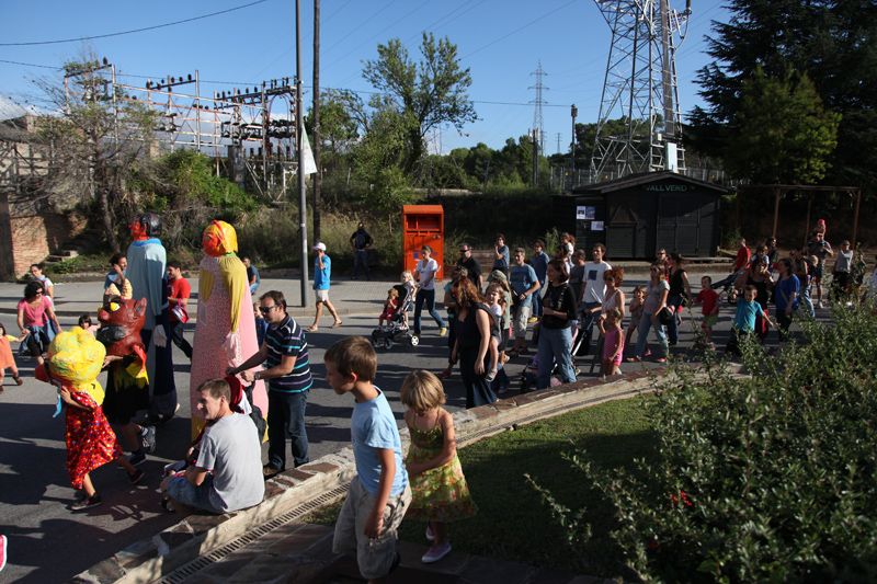 Cercavila gegantera des de el CAP de Valldoreix. FOTOS: Lali Puig