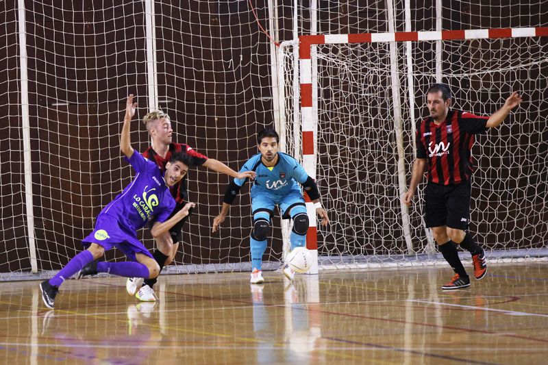 El vermell-i-negre Alex Quilez, a l'esquerre de la imatge, ha debutat amb el primer equip. FOTO: Lali Puig