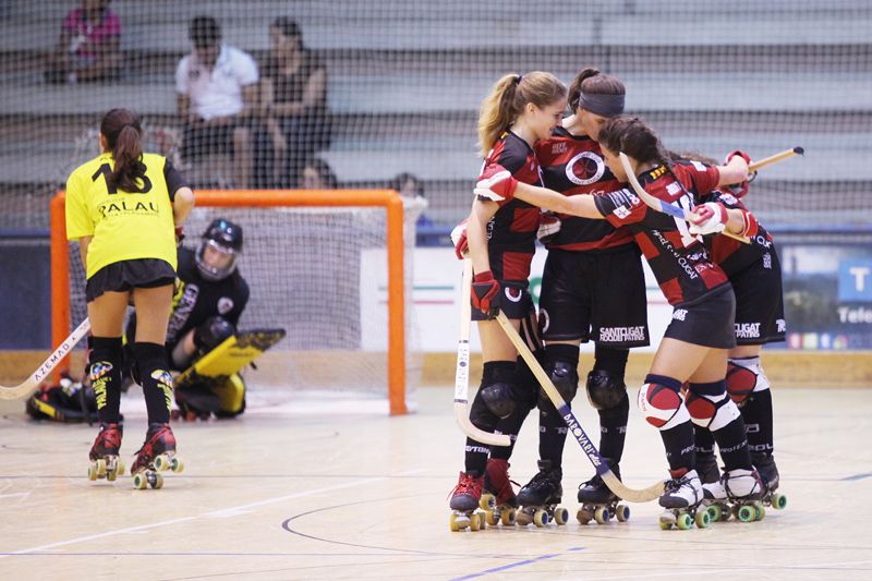 El PHC Sant Cugat femení celebrant un dels dos gols. FOTO: Lali Puig