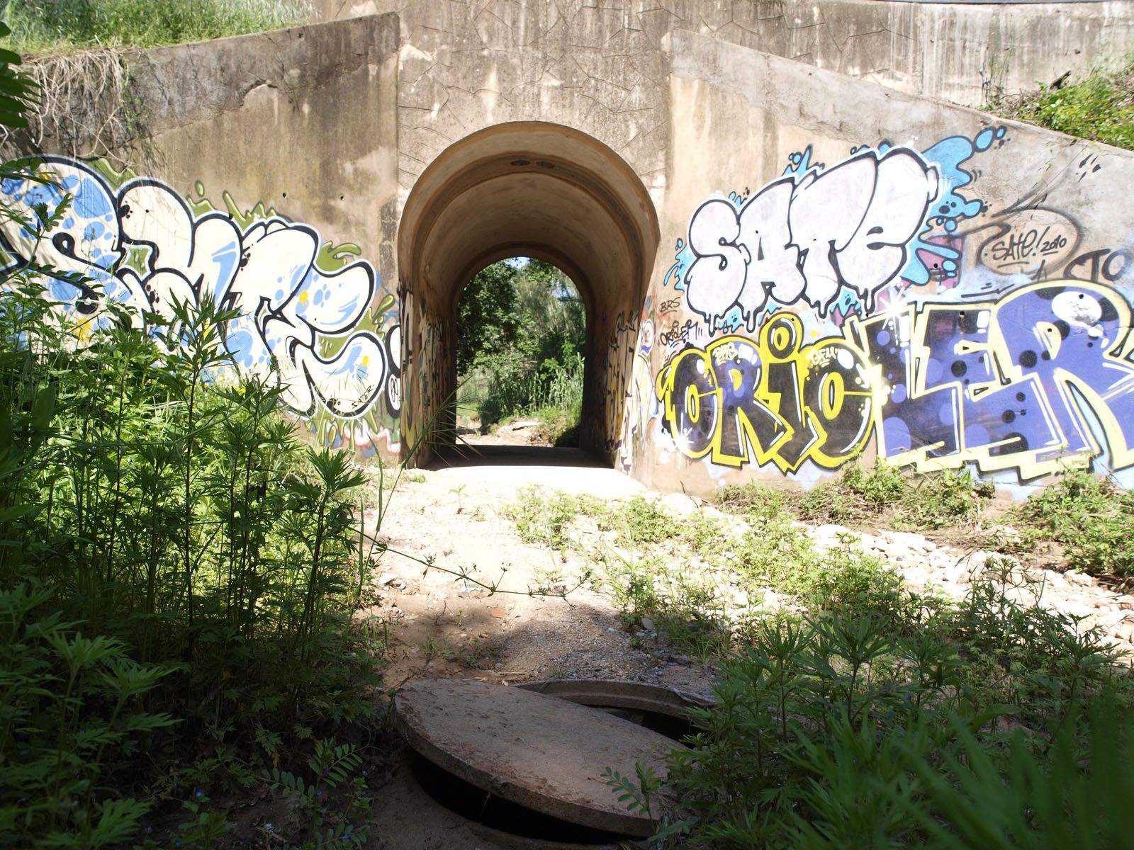 La coincidència del pas de la riera amb el clavegueram passa en diversos punts. A la foto, una riera a Valldoreix FOTO: Artur Ribera