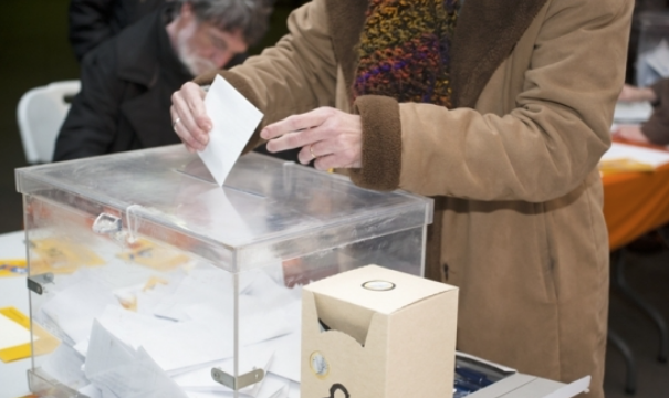 Una ciutadana posant el vot a l'urna. FOTO: Amanda Bernal