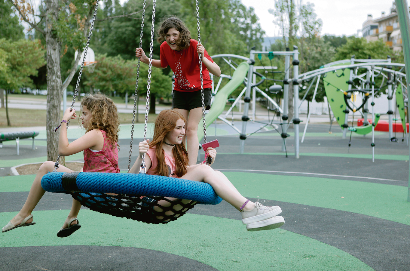 Unes noies es diverteixen en el gronxador instal·lat a Can Vernet. FOTO: Artur Ribera