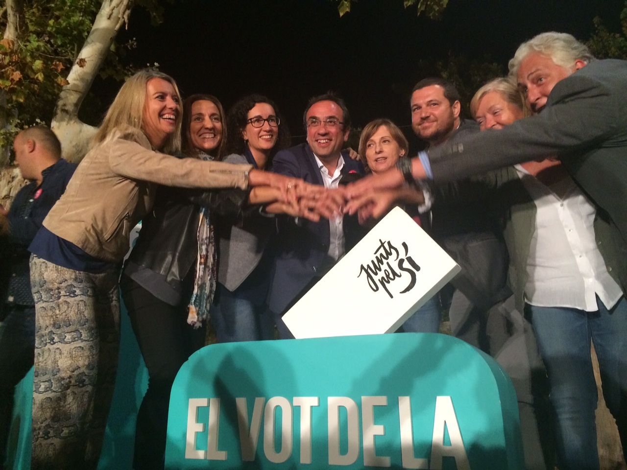 Els polítics santcugatencs d'ERC i CDC van fer campanya conjunta per Junts pel Sí. FOTO: Àgata Guinó