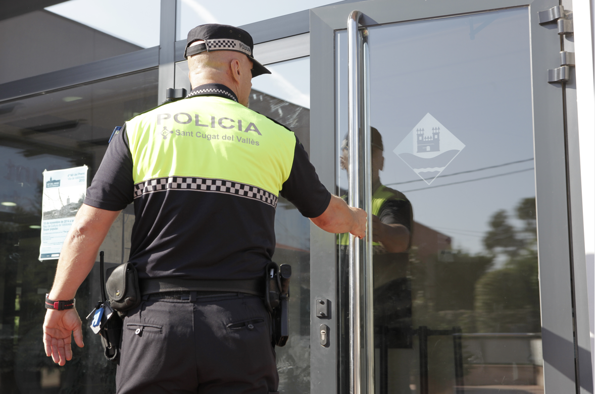 Un dels agents destinats a Valldoreix entrant a l'EMD. FOTO: Artur Ribera