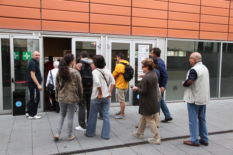   Els primers votants a la ZEM Rambla del Celler.