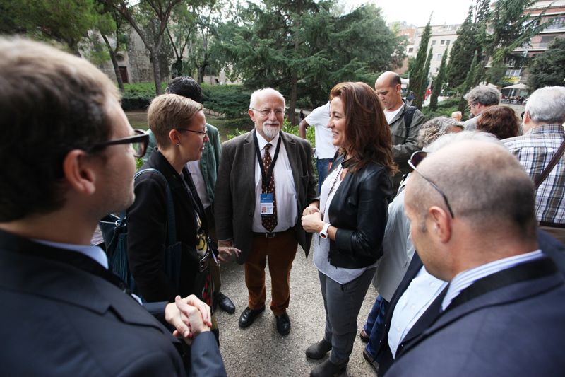 Una delegació parlamentària internacional visita el col·legi electoral a la Casa de Cultura. 