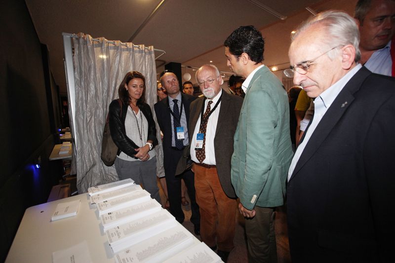La delegació i Mercè Conesa mirant les llistes. FOTO: Lali Puig
