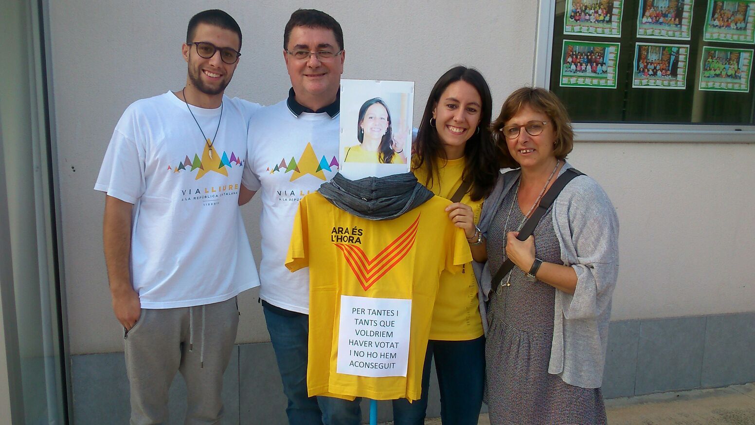 La família d'una santcugatenca que no ha pogut votar han portat una imatge seva a l'hora de votar. FOTO: Cedida