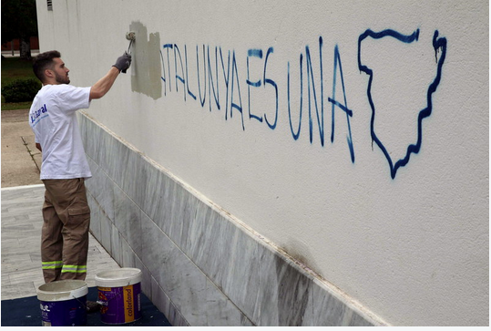 Un operari de la brigada netejant la façana. FOTO: Efe