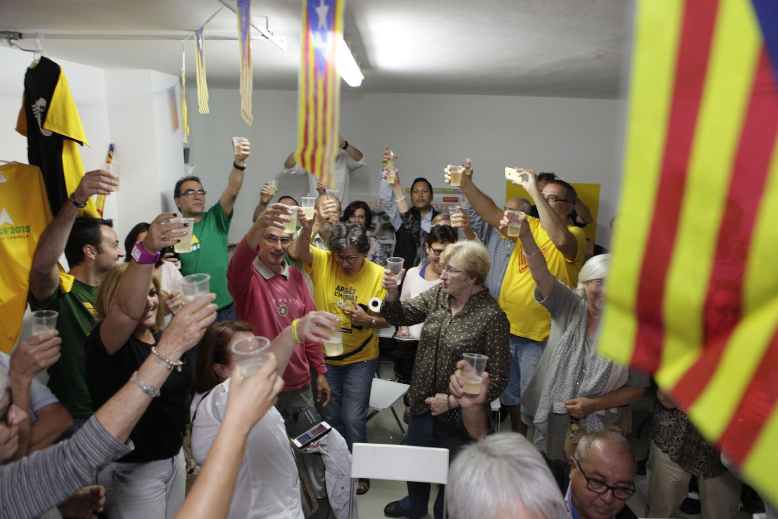 Desenes de persones s'han aplegat a la seu de l'ANC a Sant Cugat per seguir la nit electoral. FOTO: Artur Ribera