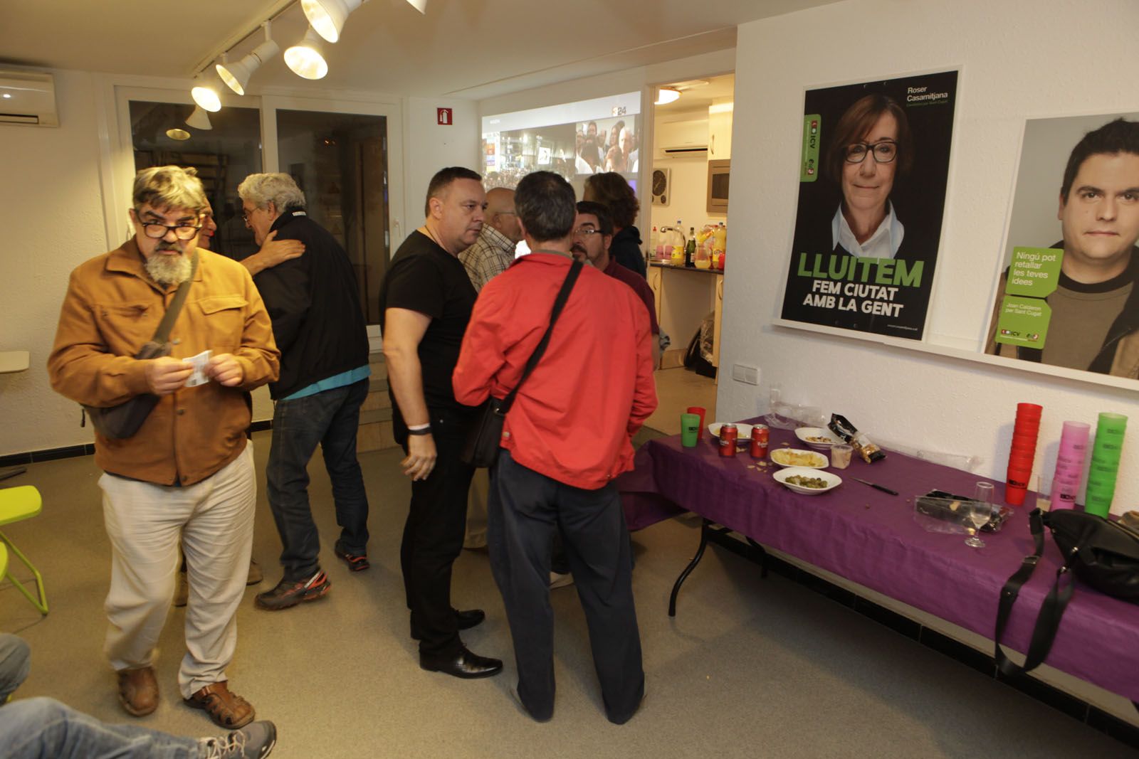 Una vintena de simpatitzants del partit s'han apropat a la seu. FOTO: Artur Ribera