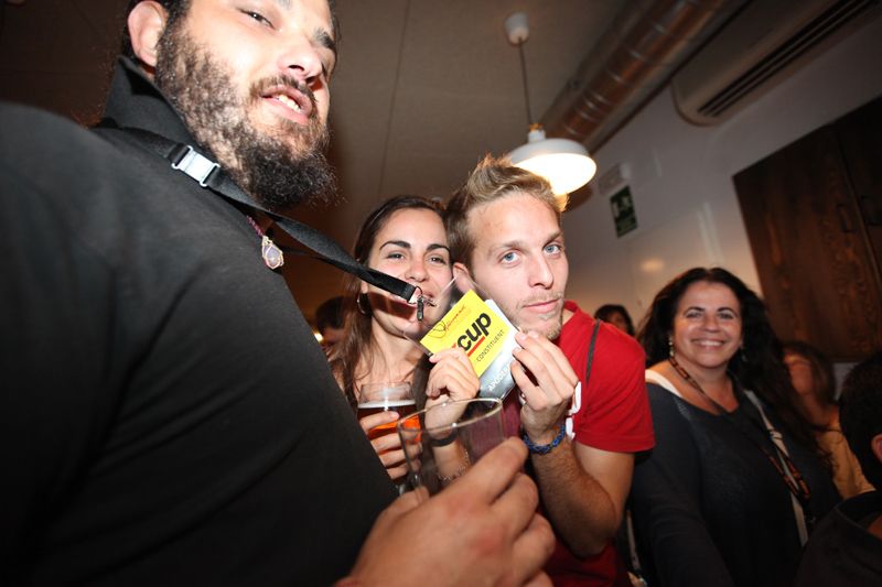 Desenes de simpatitzants i militants han seguit els resultats electorals de la CUP des de Cal Temerari. FOTO: Lali Puig