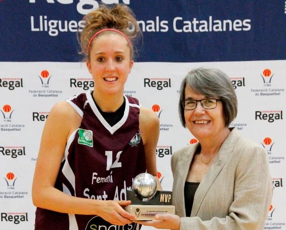 Itziar Llobet rebent el guardó de millor jugadora de la Lliga Catalana Femenina 2. FOTO: Francis Macías
