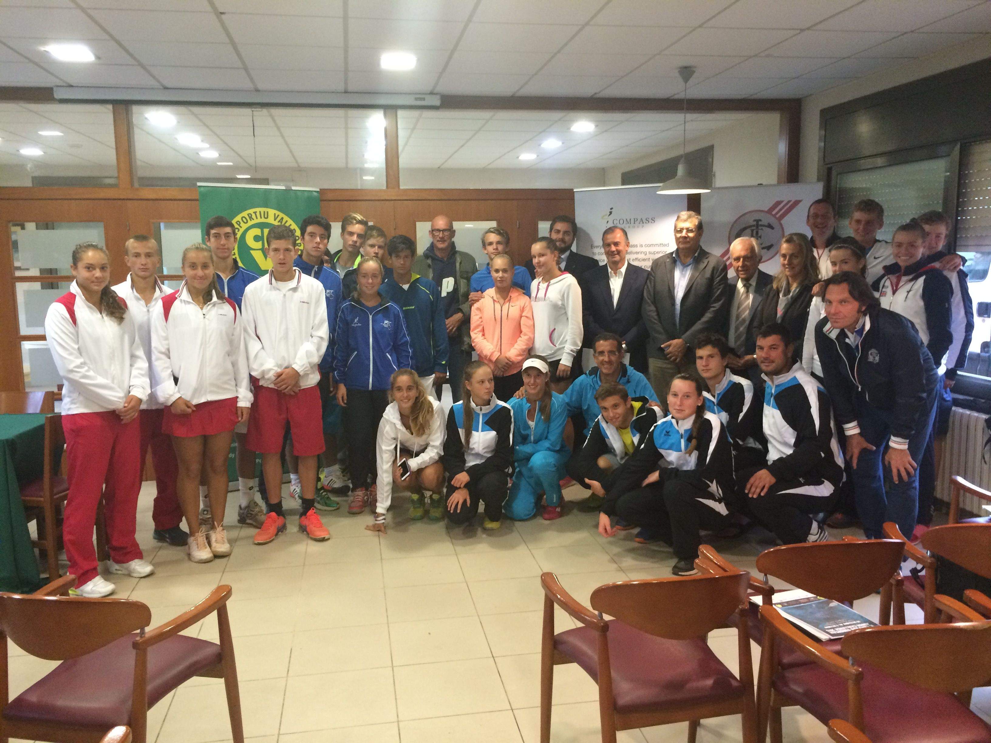 Les seleccions participants, amb l'organització i personalitats. FOTO: À. L. P.