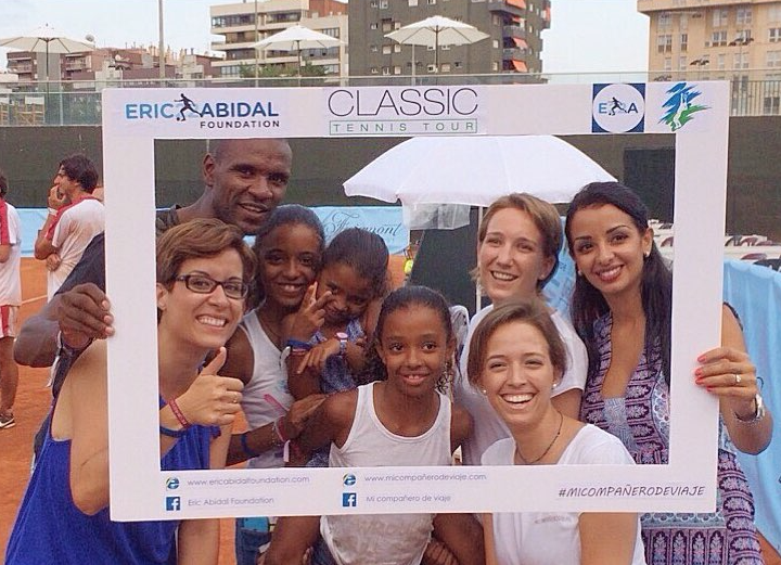 Una de les activitats de 'Mi compañero de viaje', amb les noies de l'ONG i Eric Abidal. FOTO: Cedida