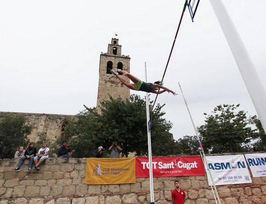 El salt de perxa s'ha celebrat aquest dissabte. FOTO: Lali Puig