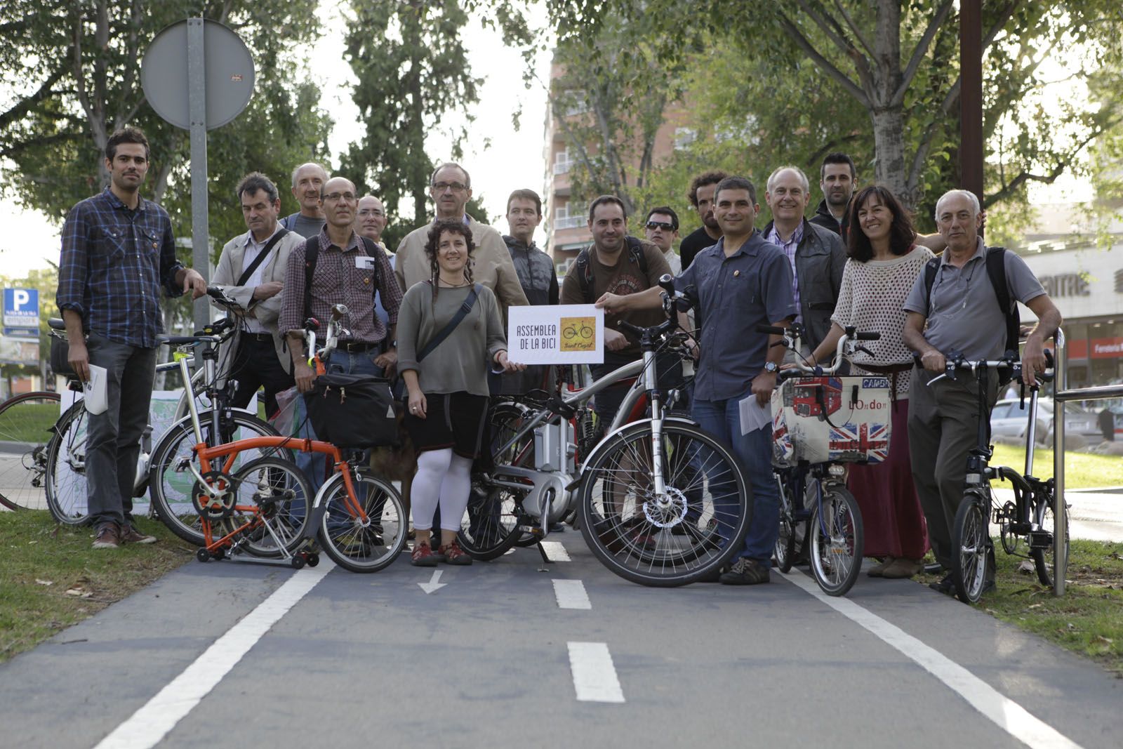 Membres de l'Assemblea de la Bici han presentat la plataforma. FOTO: Artur Ribera