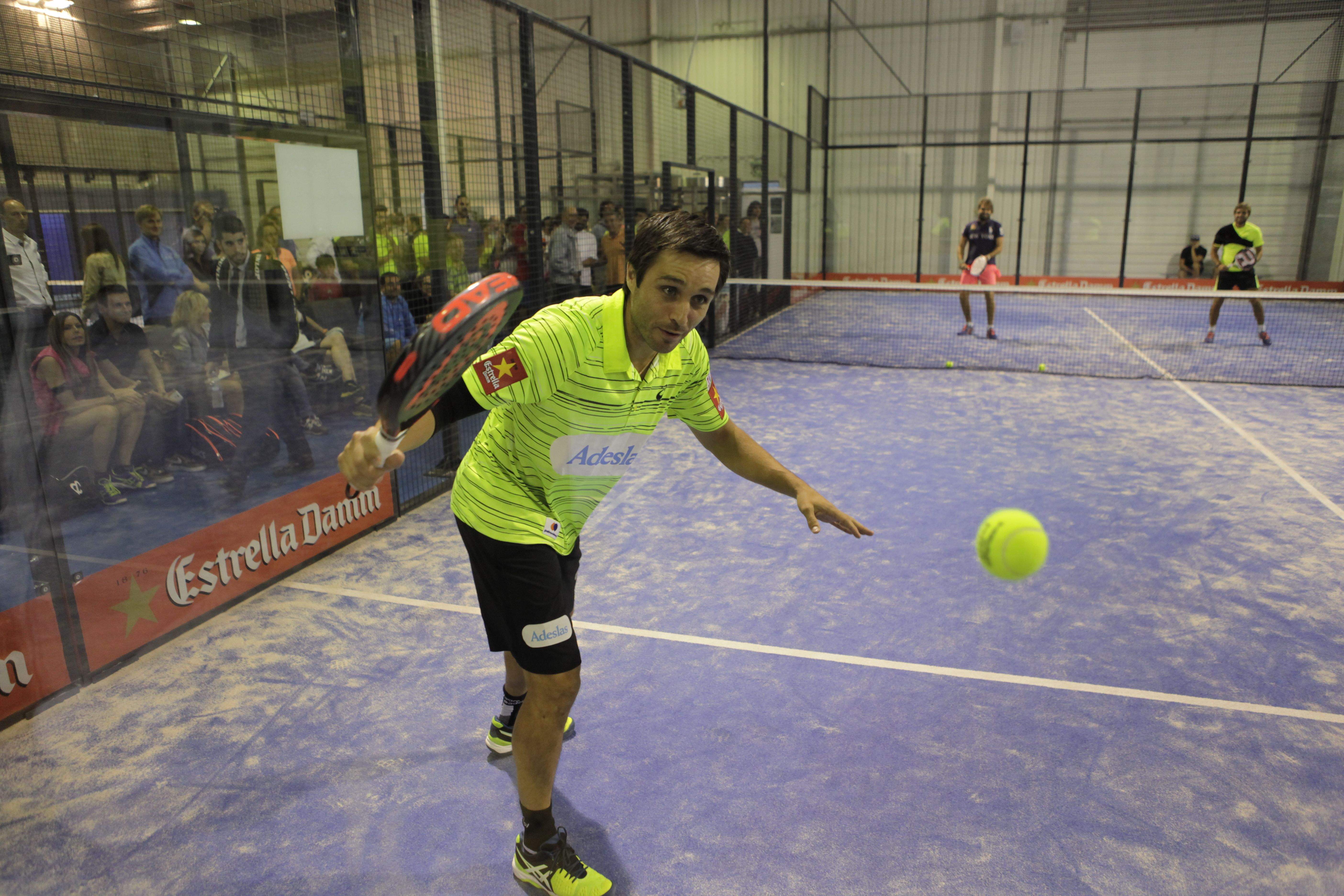 Fernando Belasteguin, en un dels moments del clínic al Pàdel Indoor Sant Cugat. FOTO: Artur Ribera