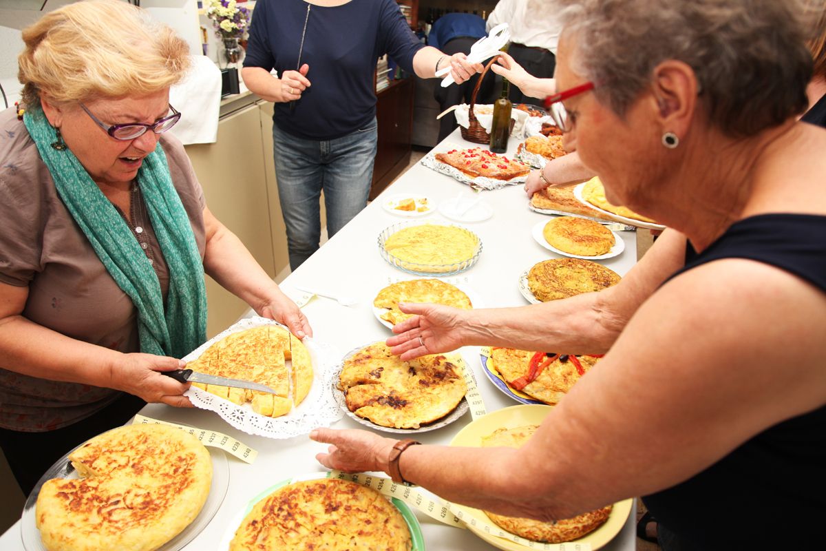 Concurs de truites i 'dulces de sartén' al Centro Castellano-Manchego. FOTO: Lali Puig