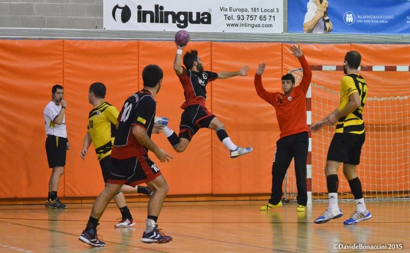 Després de perdre amb el Joventut Handbol Mataró -a la imatge- i l'H. Palautordera, el CH Sant Cugat vol aconseguir el primer triomf a la lliga. FOTO: Davide Bonaccini