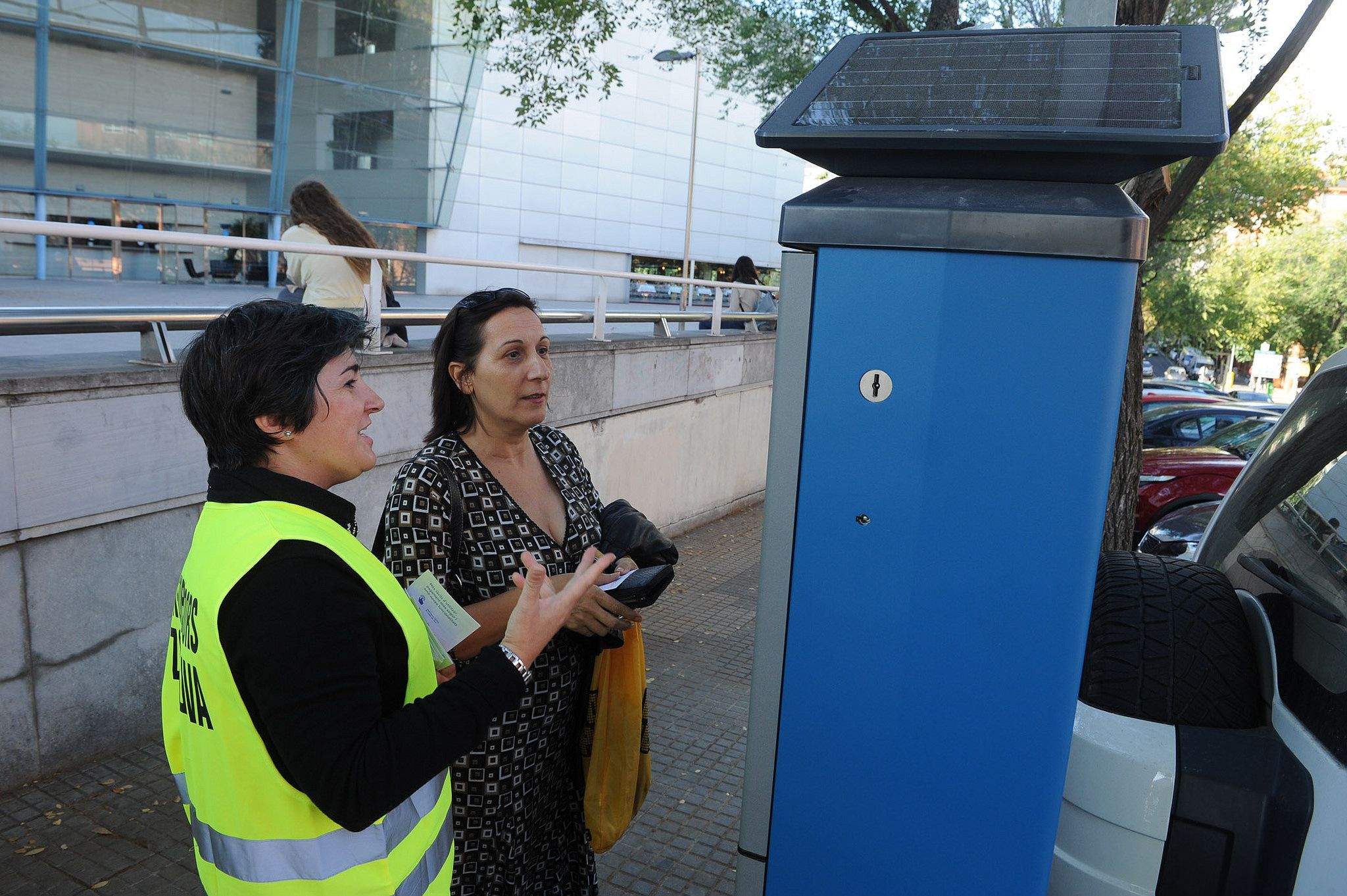 Una informadors explicant com es fan servir els nous parquímetres. FOTO: Localpres