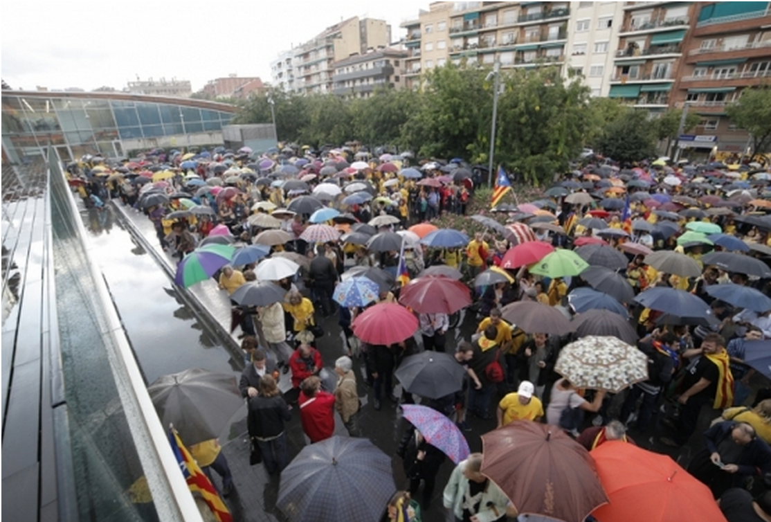 Més de mil santcugatencs es van concentrar fa un any a l'ajuntament en defensa del 9N. FOTO: Artur Ribera